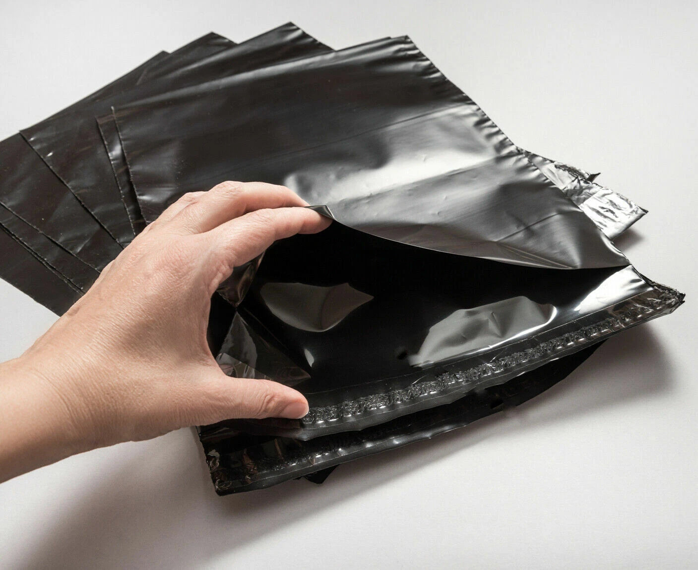 100pcs 190 x 260 mm Poly Mailer Shipping Bags – Self-Sealing Courier Satchel | Tear-Resistant & Black Interior